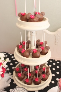Minnie mouse cake pops!!
